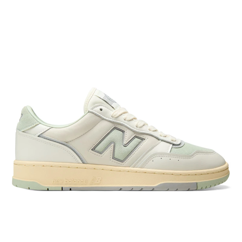 New Balance 950米白灰色,以1980年代中期籃球文化為靈感,皮革與麂皮異材質拼接、立體Puff N Logo與籃球鞋舌標,打造適合日常的off-court輪廓。