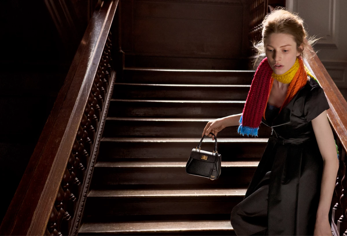 Prada 2026 秋冬形象廣告由《月光下的藍色男孩》、《獅子王：木法沙》導演 Barry Jenkins 執導，Hunter Schafer、Troye Sivan、陳昊宇、Kelvin Harrison Jr. 主演