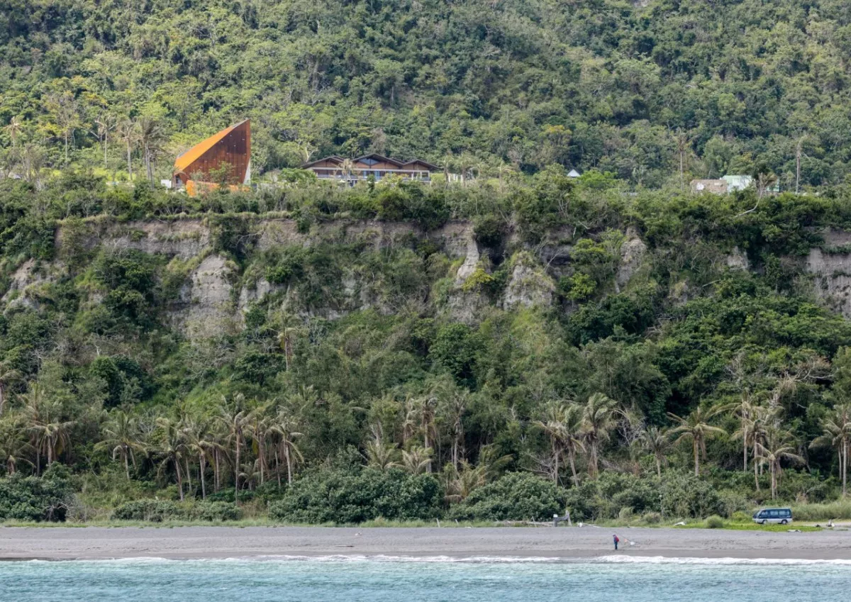以自然、藝術與建築的融合為核心，將整座園區視為藝術家江賢二的一件大型立體作品。建築主要採用清水混凝土與耐候鋼，透過不同材質的搭配，以及直線、橫線交織的構成，營造富有節奏感的光影變化，與東海岸的山海景觀相互對話。園區的策展與空間概念圍繞自由、音樂、自然、精神性與希望等主題。