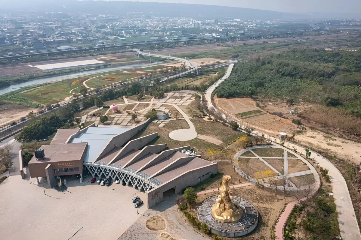 美術館園區的亮點之一，就是將不同類型的藝文與公共功能集中在同一區域。既有會展中心經調整後，將成為文化局辦公場域；美術館負責藝術展覽、藝術教育與典藏等功能；表演藝術中心則提供大型演出及音樂會使用。三者相互串聯，形成從「行政、展覽到表演」的完整藝文空間。美術館也規畫導入藝術家駐館空間，讓藝術創作者能在南投進行創作與交流。
