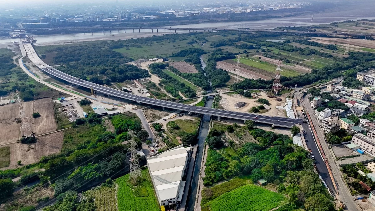 「大肚和美橋」是台中市與彰化縣共同推動的重要跨域交通建設,橋名取自台中市大肚區與彰化縣和美鎮,北起台中市大肚區文昌路,南接彰化縣和美鎮台 61 乙線,全長 1,440 公尺、橋寬 22 公尺,規劃雙向 4 車道及 2 個機車專用道,下游側則設置人行與自行車共用道,讓汽機車、行人與自行車都能有更完善的通行空間。工程已進入最後階段,預計今年 10 月 31 日啟用。