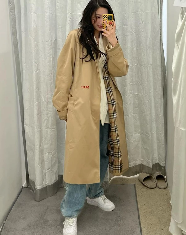 風衣，是衣櫃裡永遠不退流行的投資單品。但如果怕卡其色風衣，看起來太像「風衣大盜」或過於正式，內搭不妨直接換成最簡單的白T與直筒牛仔褲，再腳踩一雙小白鞋，就能穿出休閒又俐落的日常高級感喔。