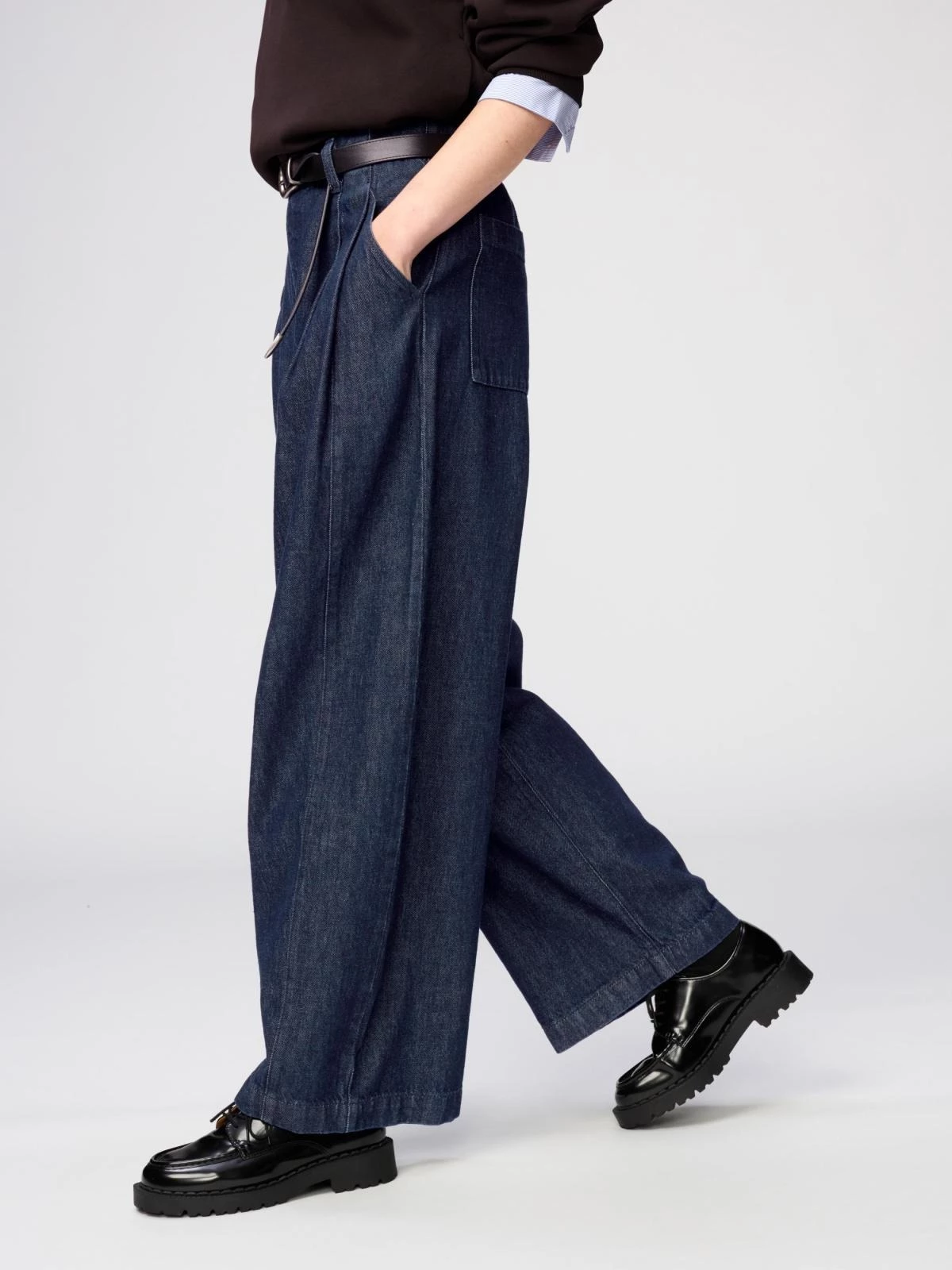 Uniqlo C厚底綁帶鞋以皮革質感搭配綁帶設計與厚實鞋底,帶點復古馬術風的俐落輪廓,男女都好駕馭。
