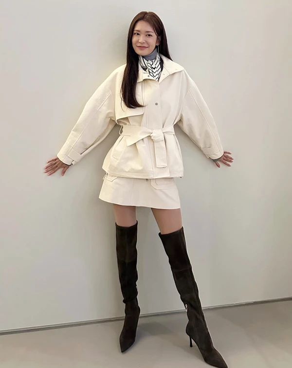 同色系穿搭，是熟齡顯高級的祕密武器。鄭釉珍以米白色系作為基底，透過內搭的絲巾或跳色長靴來增加視覺亮點，不但能完美修飾身形比例，還能營造出低調內斂的奢華感。同齡人不妨多學習看看吧！