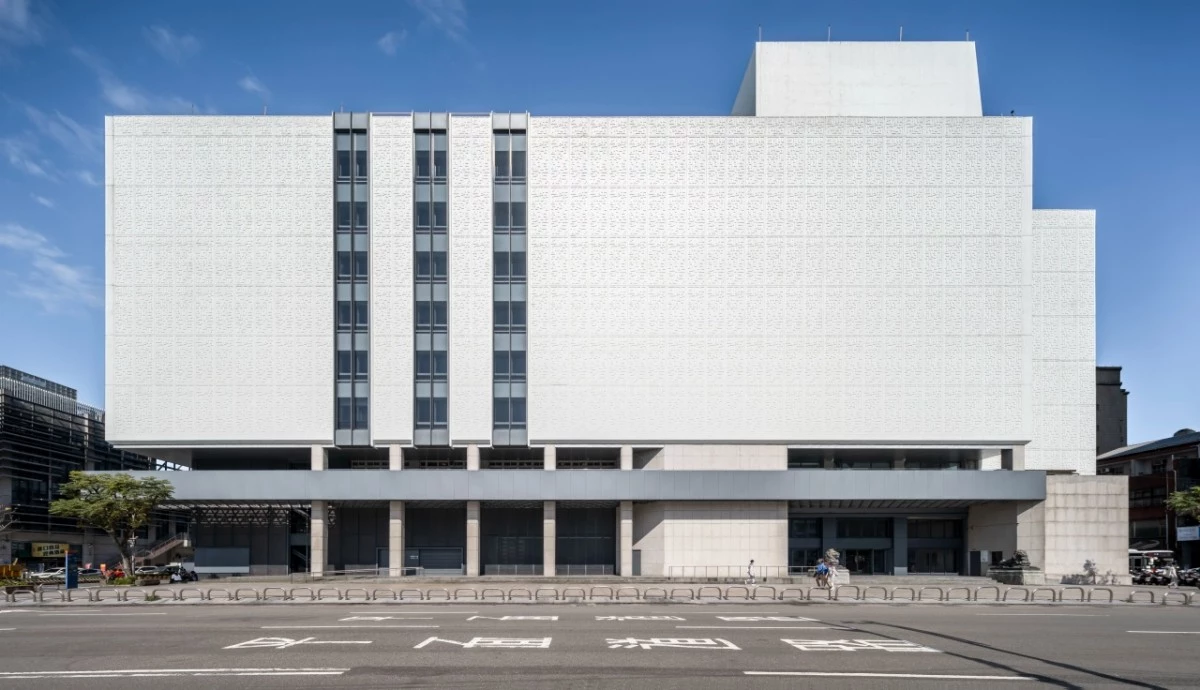 前身為 1903 年落成的「基隆公會堂」，1985 年由基隆市政府改建為「基隆市立文化中心」，成為當時全台首座文化中心；2004 年再更名為「基隆文化中心」。2021 年，將其轉型為符合當代需求的美術館空間。整建工程保留建築立面大部分的白色預鑄混凝土板，並透過局部切割與調整，展現兼具歷史底蘊與當代感的建築風貌。