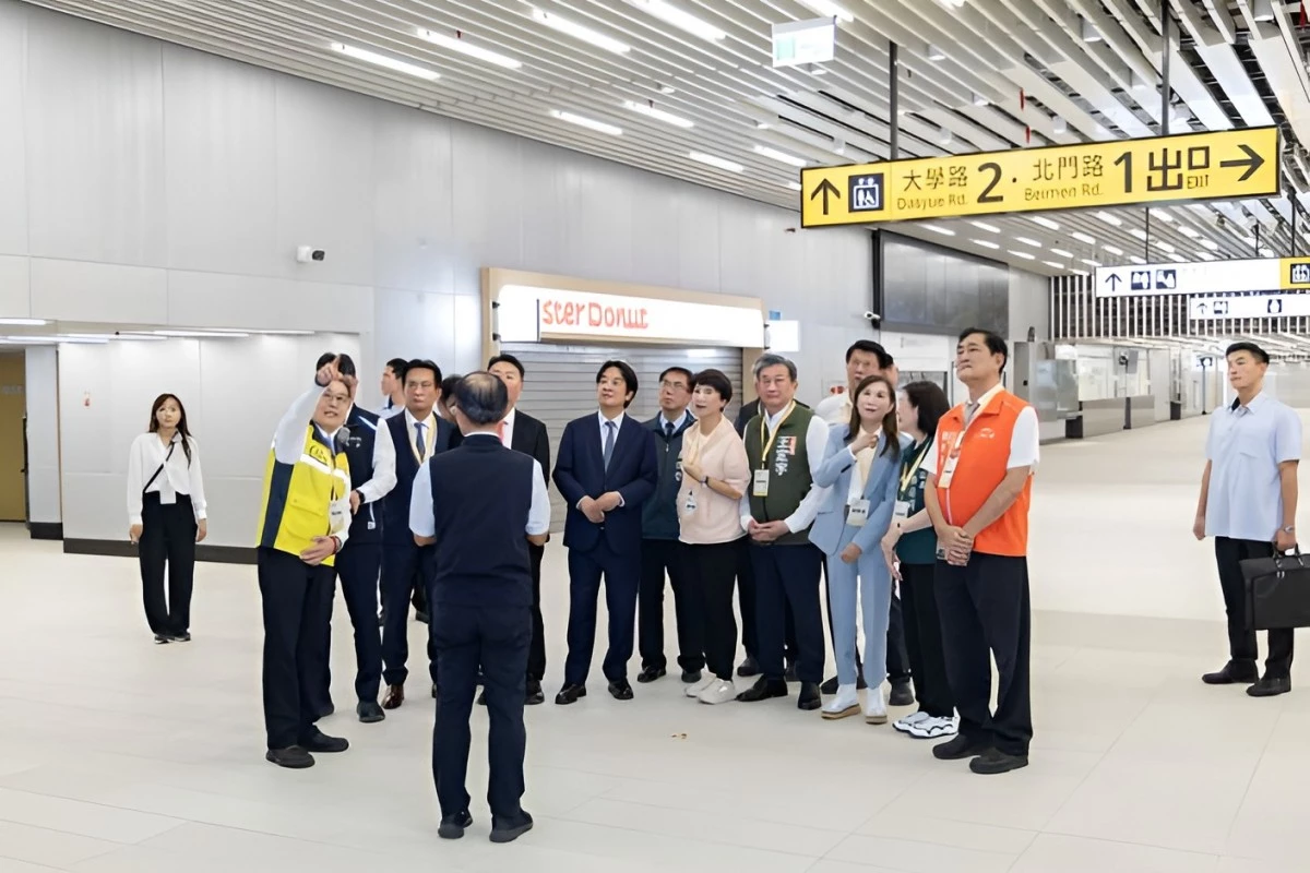 除了地下乘車月台空間,另一個矚目的亮點就是商場規劃。由煙波集團旗下的「煙波生活」首度跨足商場經營與招商,預計進駐的品牌包括 7-ELEVEN、台鐵便當、mister Donut、康是美、大苑子、爭鮮 Gogo、食弁当,以及萬國通路等品牌。不單單只有超商,還有甜點店、飲料店、藥妝店、餐飲品牌等,透過貫穿東西側的下沉式廣場,帶來更便利的乘車服務。