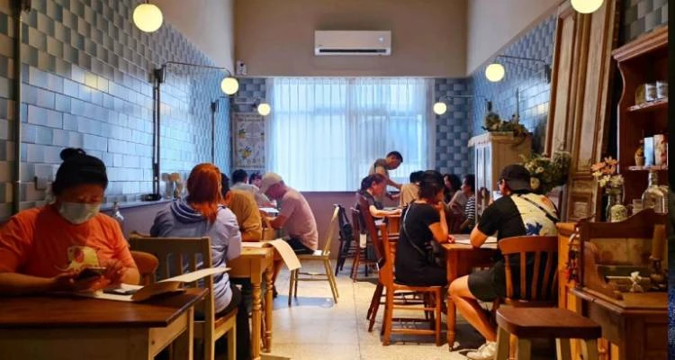 「Vita Pizza」的店內空間設計,也是我非常喜愛的部分。Tira一直偏愛老宅的歲月氛圍,當初承租時,除了看中這裡距離基隆廟口商圈步行即可抵達的便利交通,更深深被這棟老建築積累的歷史感所吸引。他們特別找來基隆在地的室內設計團隊「島間空間製作所」合作,希望能將老屋原本的味道完整保留。