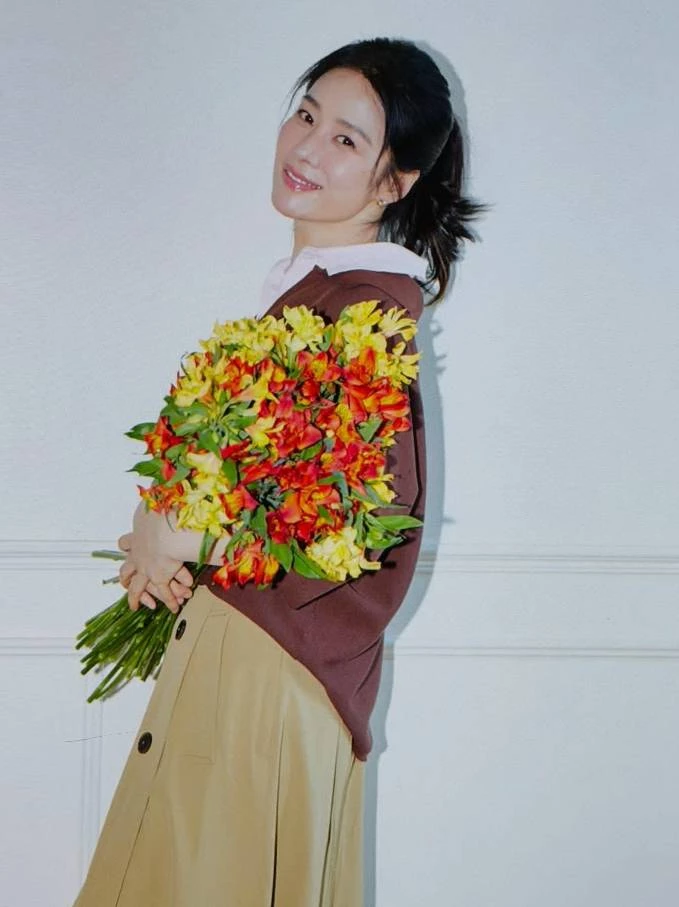 大膽挑選亮眼卻不刺眼的「芥末黃」、「暖橘」或「磚紅」色系下身吧!上半身用深色(如大地色、深棕)去壓住明亮感,就能在視覺上達到完美的減齡效果,既有氣色又不會顯得輕浮。