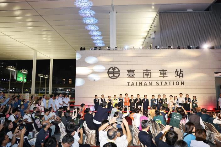 除了地下車站與全新乘車動線,未來也將串聯南北兩側商業大樓、轉運站與捷運綠線,形成結合交通、商業與生活機能的城市新核心。隨著南北商場陸續發展,加上捷運串聯台南車站、成功大學、安平市政核心與億載金城,台南車站周邊有望成為市區重要的交通與商業樞紐。