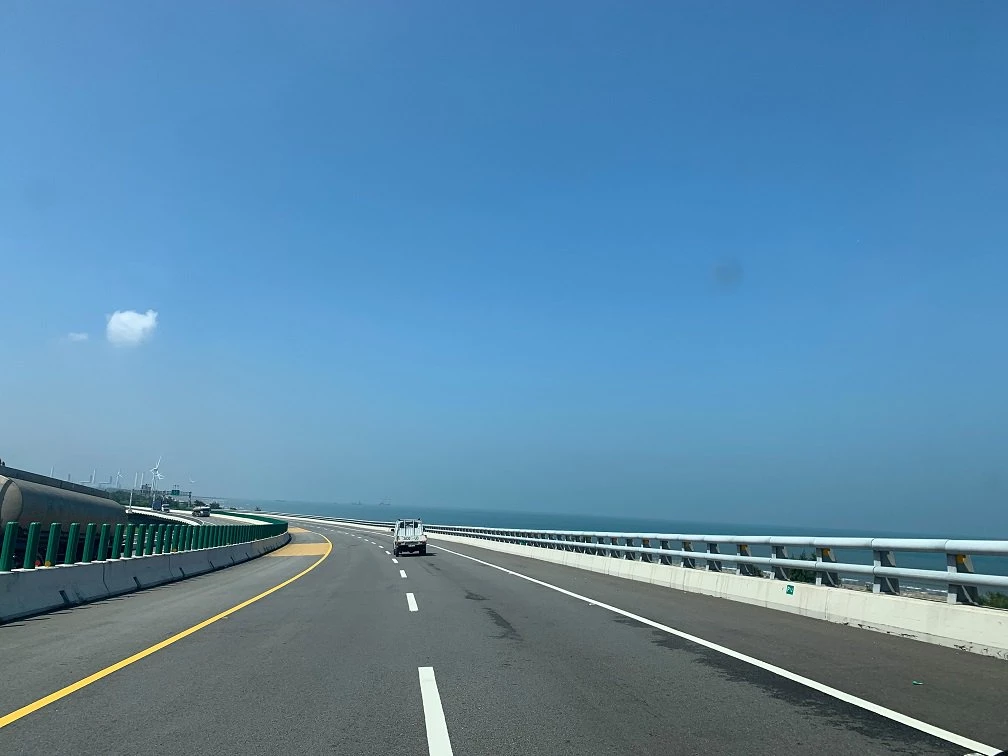 曾文溪景觀大橋完工後，台 61 線南下車流可望更直接地跨越曾文溪，並銜接台江大道及周邊道路。對台南而言，曾文溪景觀大橋及台江大道等道路建設，可望改善七股、安南與市區之間的交通連結；對高雄而言，若南延路段順利完成，則有機會串聯茄萣、永安、彌陀、梓官及楠梓等地，提供沿海地區另一條重要的南北向交通選擇。