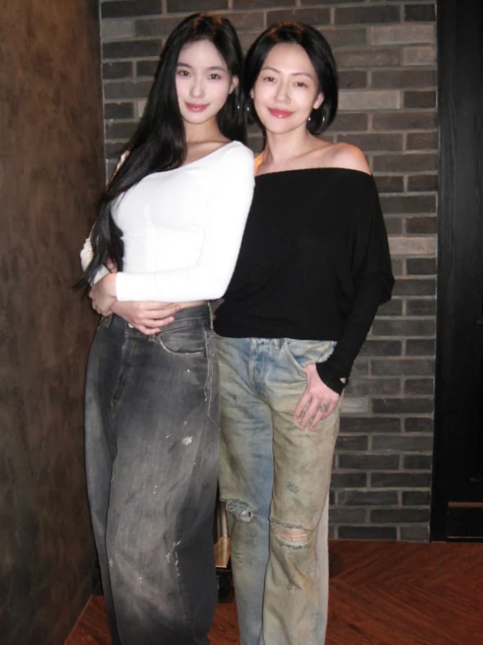 和女兒Lily合照的小S，展現了完全不輸年輕人的潮酷態度。露肩黑色上衣展現纖細的鎖骨，下身則搭配極具年代感與刷破設計的牛仔褲。她沒有刻意迎合傳統媽媽該有的「端莊樣貌」，而是選擇與女兒站在一起時毫不遜色的潮流街頭風，這種不被身份綁架的自信實在令人讚賞。