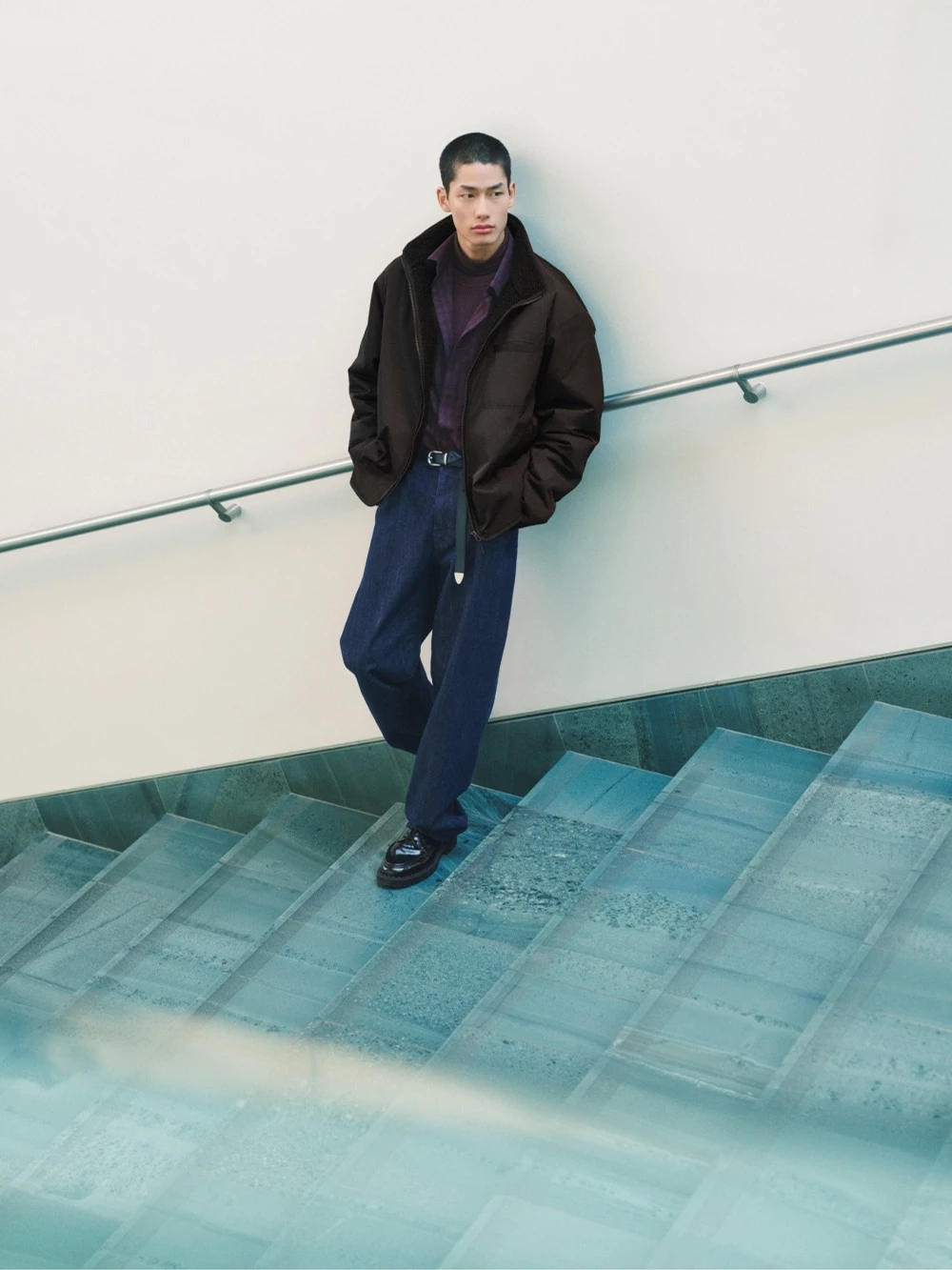 Uniqlo C厚底綁帶鞋走極簡中性路線,男女都適合,從通勤、休閒到日系穿搭都能無痛駕馭。