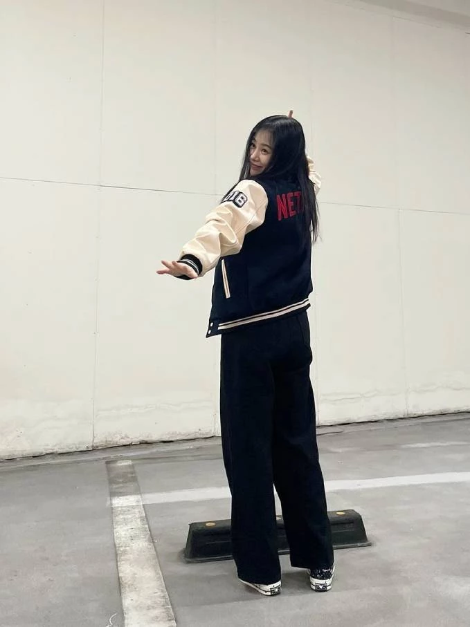 誰說棒球外套是年輕人的專利?熟齡女性只要選擇版型俐落、色彩單純(如黑白、深藍白)的棒球外套,下身搭配寬鬆直筒褲或休閒長裙,就能輕鬆駕馭減齡運動風,舒適又好看。