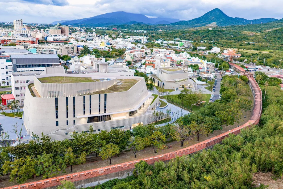坐落於屏東縣恆春鎮的恆春文化中心，由台灣建築師王銘顯與日本建築師團紀彥共同設計，外觀以「文化港灣」的船型曲線融入恆春古城東門周邊景觀。全區分為「民謠館」與「劇場館」兩大建築量體，肩負保存恆春半島民謠與推廣表演藝術的使命。基地位於恆春國中、恆春社福館及國定古蹟恆春城東門之間，獲得 2026 國家卓越建設獎（特別獎）肯定。