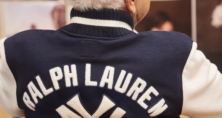 如果要我說一個品牌,代表我最初對「美式風格」的想像,Ralph Lauren大概會是毫不猶豫的答案。對我而言,它從來不只是一個服裝品牌,而是一種完整的生活想像:老電影、馬術、學院風、莊園、丹寧、西裝,以及那些帶著歲月痕跡的物件…這些元素很早就建立了我對美式優雅的理解。尤其當我看完《Very Ralph》紀錄片後,就更加確定自己為什麼一直喜歡Ralph Lauren,他真正厲害的地方,是把個人的審美、生活與文化記憶,慢慢變成一個全世界都能理解的品牌世界。