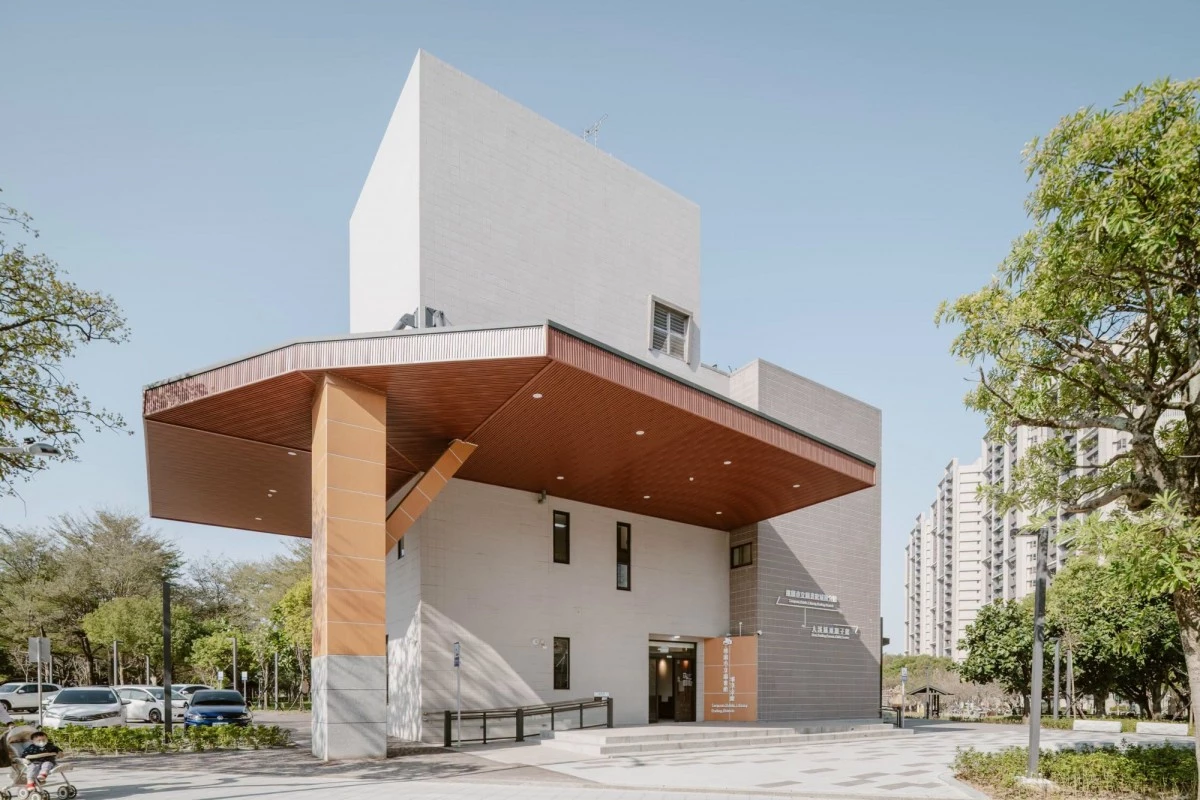 坐落於大溪區埔頂公園內，迎來全新建築新地標：桃園市立圖書館埔頂分館暨親子館。建築規劃地上 3 層，1 樓為親子館，設置親子活動空間及哺集乳室；2 至 3 樓為圖書館，規劃一般閱覽室、親子閱覽室、期刊閱覽區。以「向山、引水」為設計理念，融合大溪河階地形及木雕文化特色，外觀運用木紋磚、窯燒磚及大型鋼構，揉入在地文化意象，並獲國家卓越建設獎。