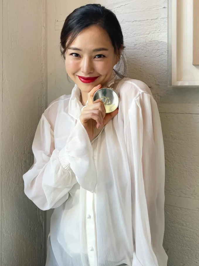 這套純白雪紡透膚襯衫，把女人味演繹得太高級了！帶有微透光感的輕盈質地，搭配抓皺袖口與小高領設計，隱隱約約透出肌膚與內搭線條。搭配一抹標誌性的紅唇，與穿搭完美呼應，美得張揚又精緻。