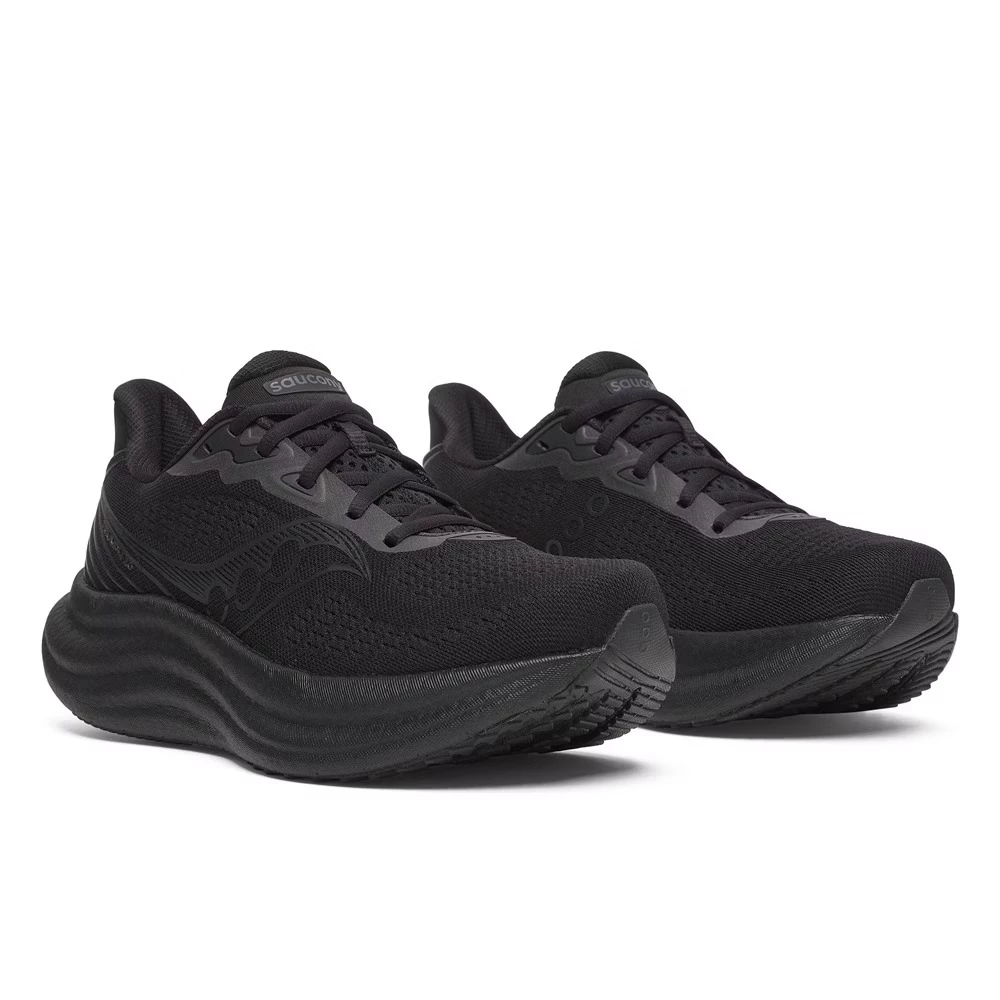 Saucony TRIUMPH 23緩衝避震跑鞋純黑色，搭載PWRRUN PB中底，專為長距離與日常訓練設計，是彭于晏代言的勝利系列最新作。