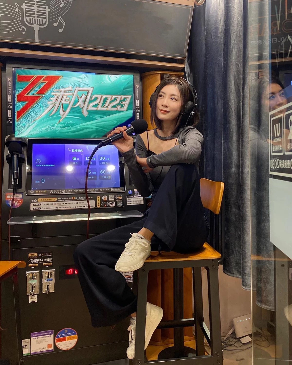 賈靜雯以灰色羅紋長袖針織上衣搭配黑色寬褲，腳踩Chanel白色運動鞋，貼身上衣配寬鬆長褲，上緊下鬆的比例休閒又減齡。
