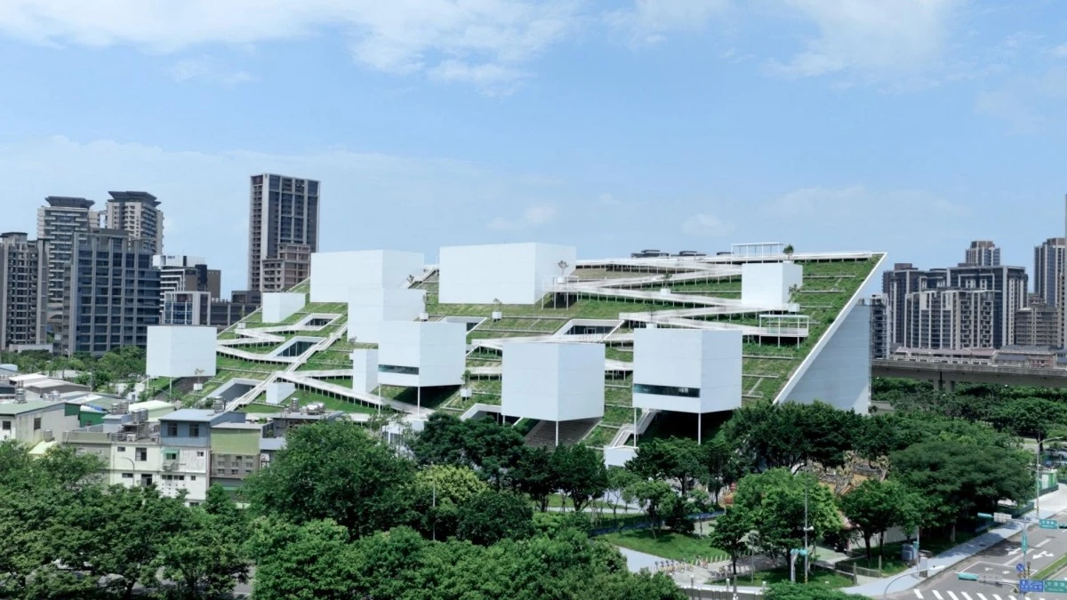 桃園青埔全新藝文地標！桃園市立美術館（大美館）即將完工，預計於 2028 年第一季正式開館，不僅由普立茲克建築獎得主山本理顯操刀設計，更將透過人行空橋串聯桃園市兒童美術館（小美館），打造完整的美術館園區。鄰近桃園機場捷運 A19 桃園體育園區站，並與法國龐畢度中心（Centre Pompidou）展開七年合作，將推動國際展覽與藝術人才交流。