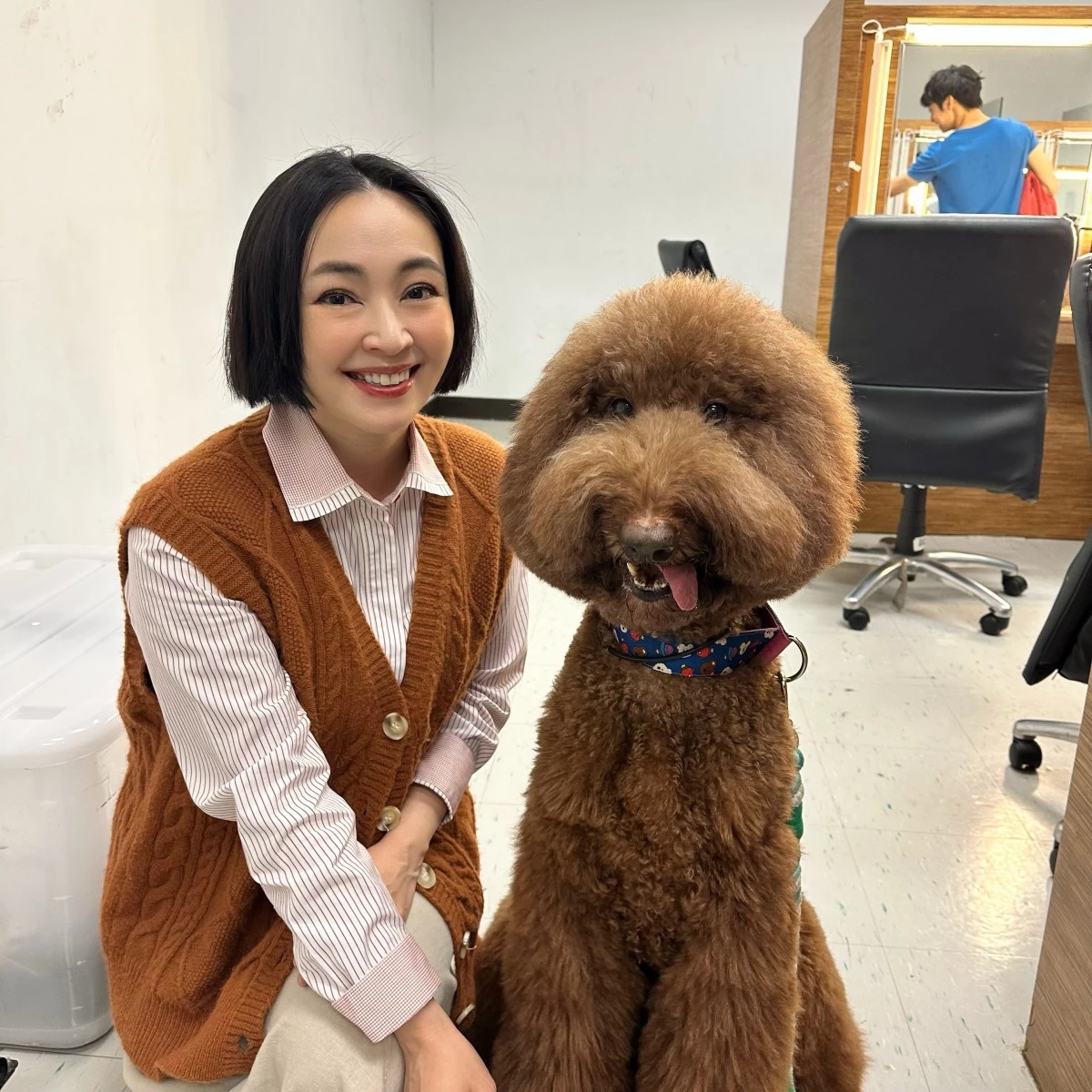 蔡燦得以棕色麻花針織背心疊穿粉色細條紋長袖襯衫,長袖蓋住上臂遮住蝴蝶袖,暖棕大地色溫柔又減齡。