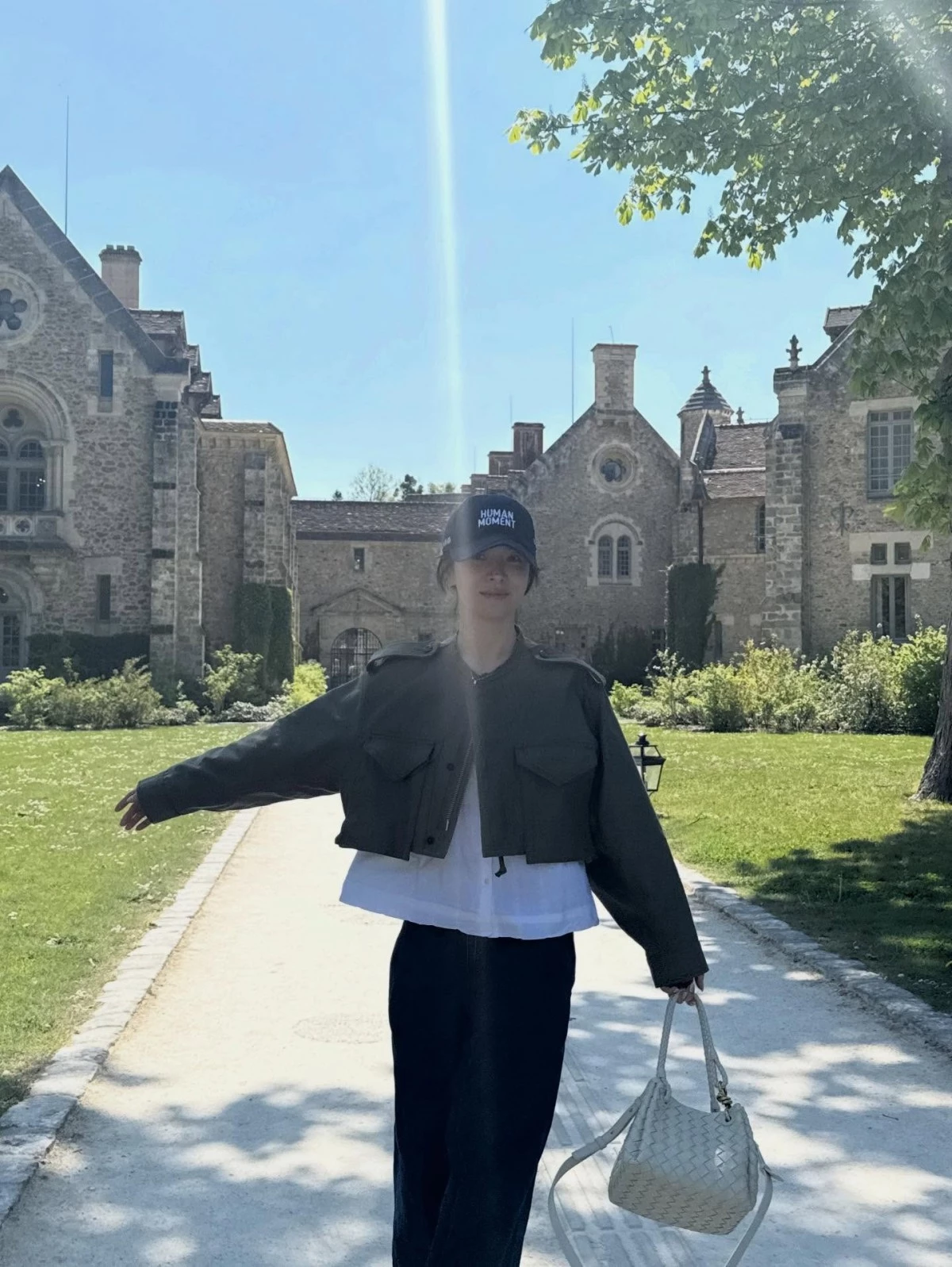 宋慧喬旅行私服多次背上的Bottega Veneta Small Parachute降落傘包,Sea Salt米白色編織,立體折疊輪廓、提把點綴Knot金屬繩結,附長背帶多背法。