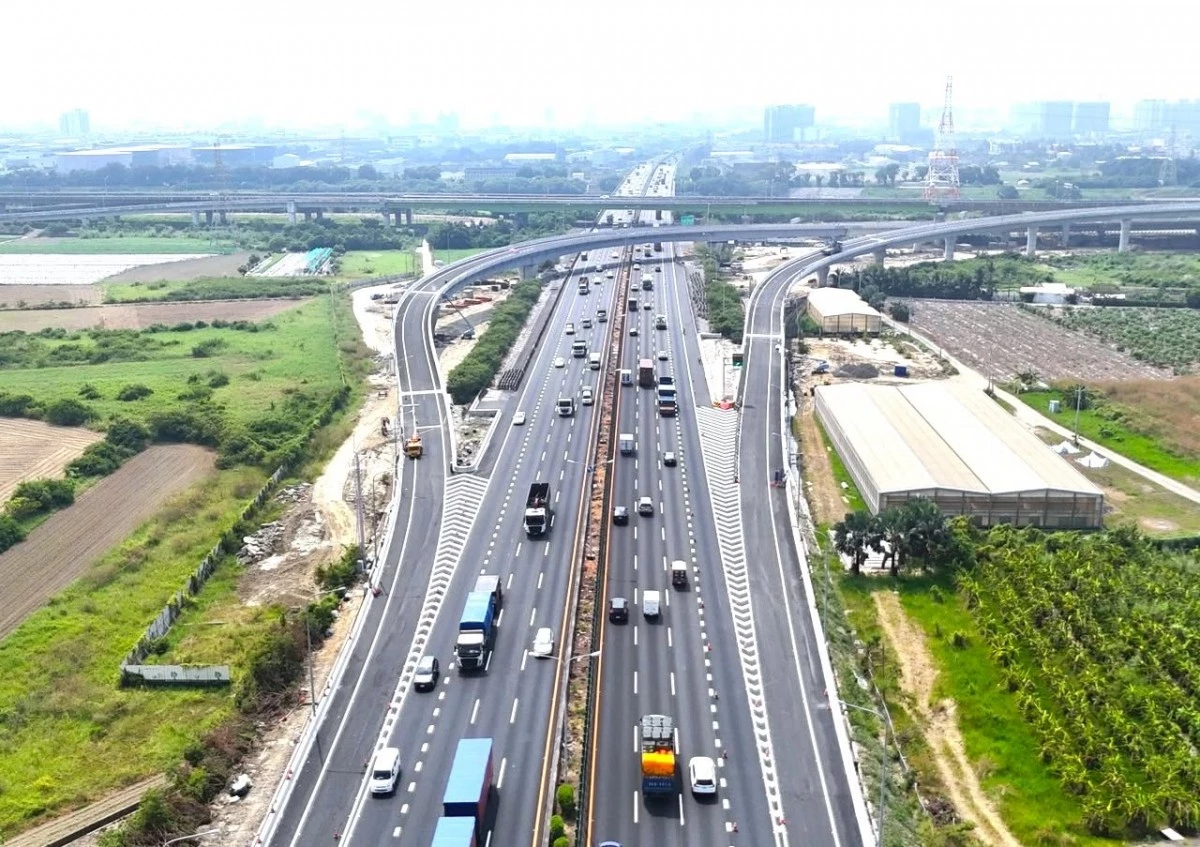 位於國道 1 號台南系統交流道與永康交流道之間的「北外環交流道」,是串聯北外環快速道路與國道 1 號的重要交通節點,讓原本需要繞行其他交流道的車流,有更直接的國道進出選擇。本次率先通車的兩處匝道,分別為北外環東行銜接國道 1 號北上,以及國道 1 號南下銜接北外環西行。透過新連接路線,為往返台南市區、國道及南科的用路人,提升通勤便利性。
