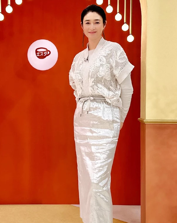 小雪這身穿搭真的太令人驚豔!以溫柔的鏤空花卉針織罩衫,大膽碰撞充滿未來感的銀色金屬光澤半身裙。將優雅的手工質感與前衛材質完美融合,展現出不被年齡定義的時髦態度。 年過半百,更不該被傳統審美綁架!若想嘗試亮面或金屬光澤單品,建議將其放於「下半身」(如金屬光澤直筒裙或百褶裙),上半身則搭配質感溫和的中性色厚針織衫、羊絨衫或素色西裝外套來做視覺中和,展現自信滿滿的時髦氣場。