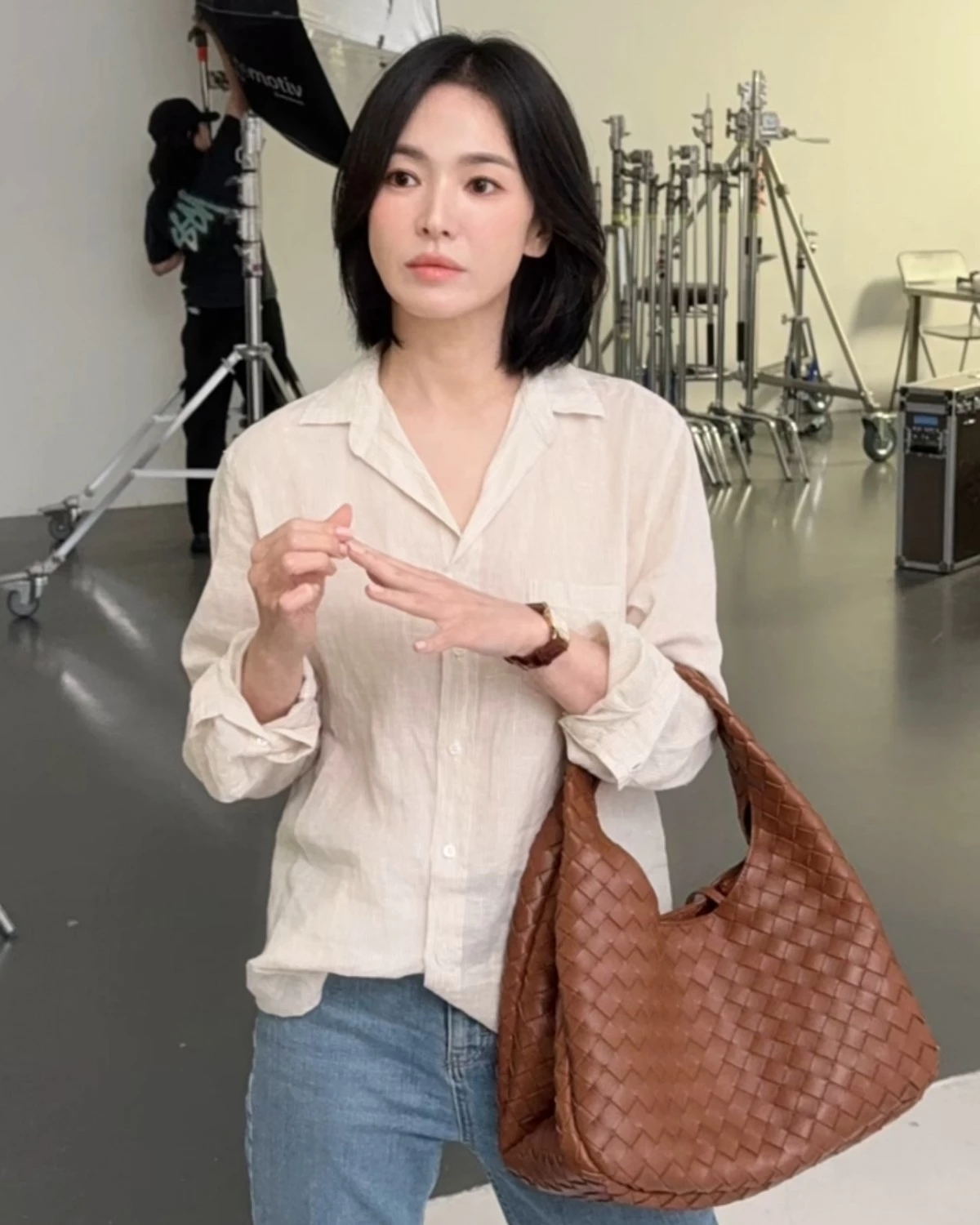 宋慧喬同款Bottega Veneta Campana編織hobo包,源自2004年經典設計,圓潤輪廓與雙提把、無內裡展現Intrecciato編織無死角美感,大容量實用百搭。
