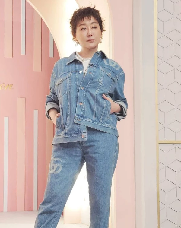 「Denim on Denim」永遠不退流行!建議選擇磅數夠、挺版剪裁的牛仔外套與牛仔褲,並像藍心湄一樣加入珍珠項鍊或金屬飾品提亮臉部周圍,既保有挺拔精神,又富含女人味。