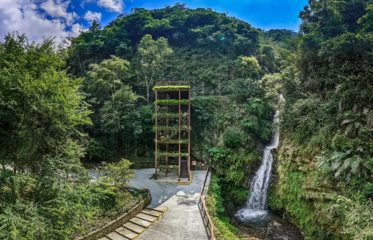 整修多年,南投埔里的觀音瀑布園區近日重新開放。這座瀑布被譽為「埔霧三瀑」之首,共分為三層瀑布,最上層落差高達 60 公尺,氣勢磅礡,水氣清涼,步道逾九成覆蓋樹蔭,沿途有溪流、木棧道與豐富的蝴蝶生態。此外,全新園區也正式開放,保留山谷風貌,順應地形打造高架棧道與階梯步道;豐富的生態資源與壯觀景緻,也提供停車場與遊客服務設施。