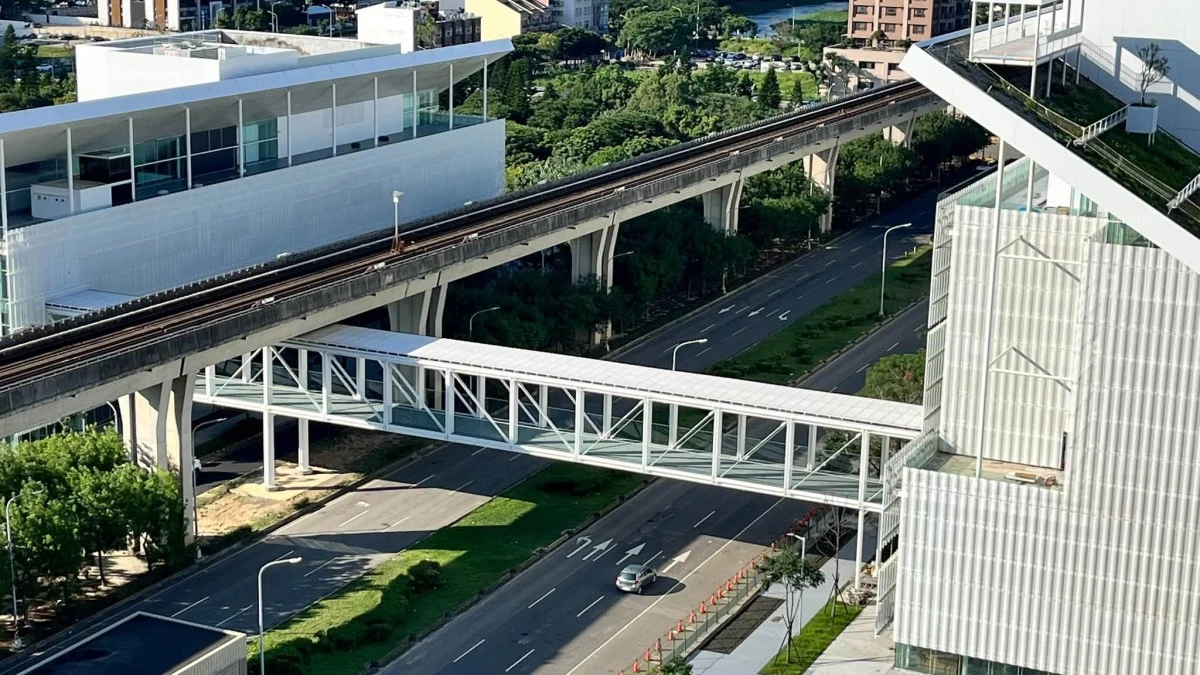 桃園青埔全新藝文地標！桃園市立美術館（大美館）即將完工，預計於 2028 年第一季正式開館，不僅由普立茲克建築獎得主山本理顯操刀設計，更將透過人行空橋串聯桃園市兒童美術館（小美館），打造完整的美術館園區。鄰近桃園機場捷運 A19 桃園體育園區站，並與法國龐畢度中心（Centre Pompidou）展開七年合作，將推動國際展覽與藝術人才交流。
