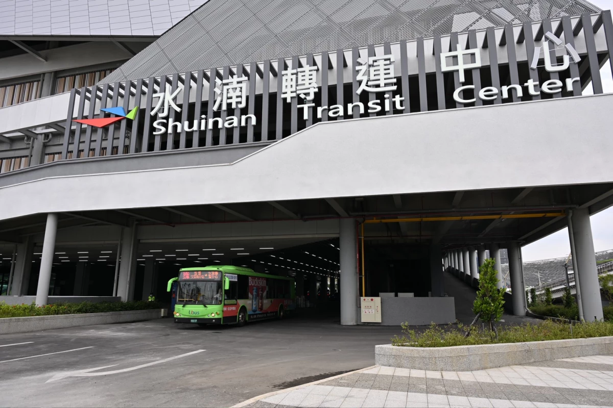 配合水湳轉運中心啟用，規劃 9 條市區公車優先進駐，包括 25、54、82（含延）、108、156、354、555、675 路，以及全新「綠美圖會展中心巡迴公車」。其中兩條快速公車最受矚目：156 路直達高鐵台中站，555 路往返台中國際機場與捷運文華高中站。前往機場的民眾，可先將車輛停放於水湳轉運中心地下停車場，再轉乘 555 路公車即可抵達。