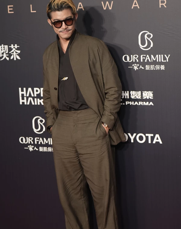 擺脫傳統黑西裝的沉悶框架,王柏傑一踏上金鐘61紅毯就氣場全開!選擇以一身極具質感的深灰褐色無領寬鬆套裝登場,內搭深色立領襯衫,完美揉合了日系禪意與現代浪子的率性魅力。最絕的是,身上點綴的Bvlgari珠寶,不搶戲卻在細節處散發低調奢華的奢華光芒。這種看似隨性、實則精準的穿搭品味,絕對是今夜紅毯男星中最懂展現自我風格的MVP之一啦!