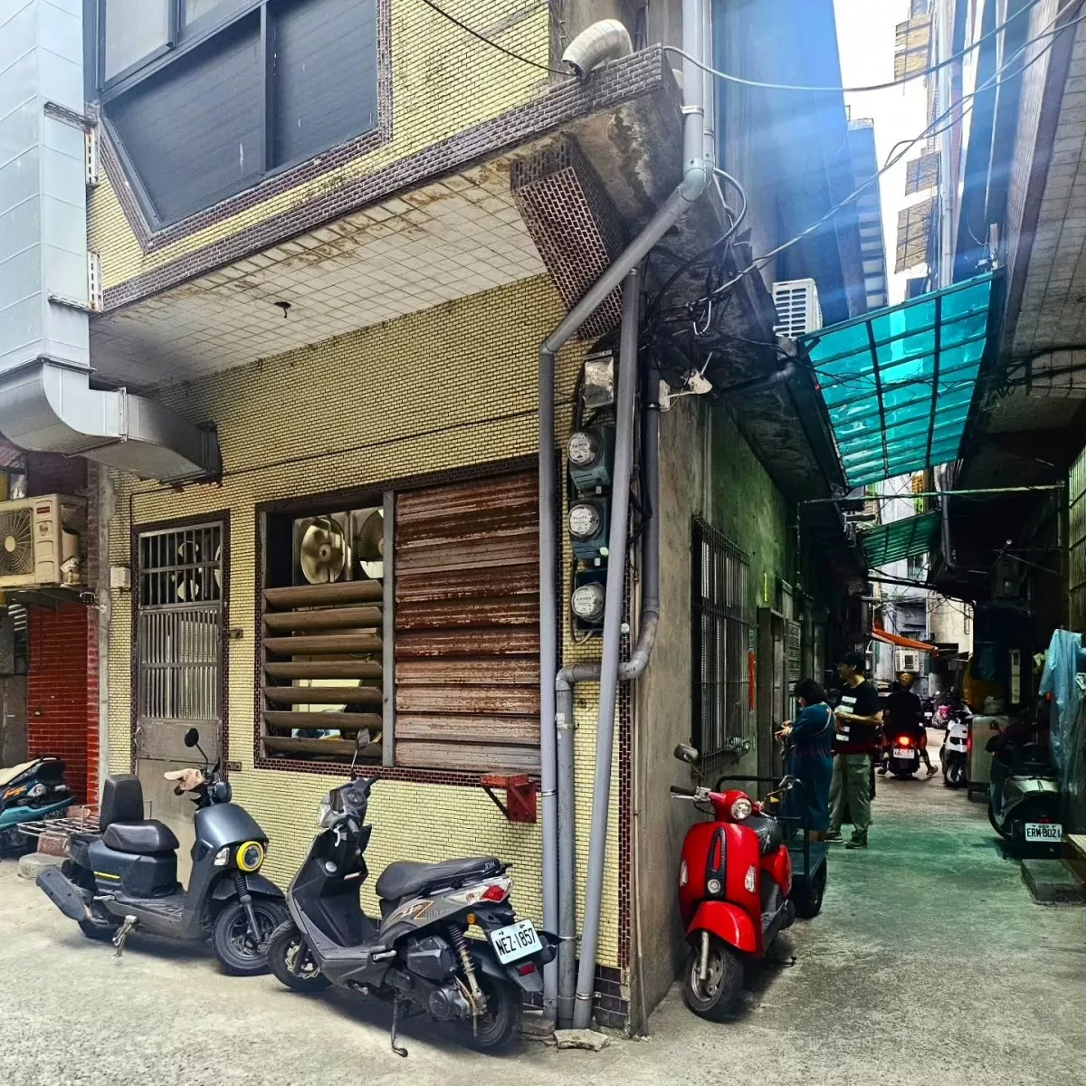 若不是仰賴Google地圖導航,或循著剛烘烤出爐、香氣四溢的花生香一路尋覓,別說是外地遊客了,就連自認還算熟門熟路的「基隆俗」如我,恐怕也得在附近巷弄裡不斷「鬼打牆」,繞上好幾圈冤枉路,才能順利找到它啊!