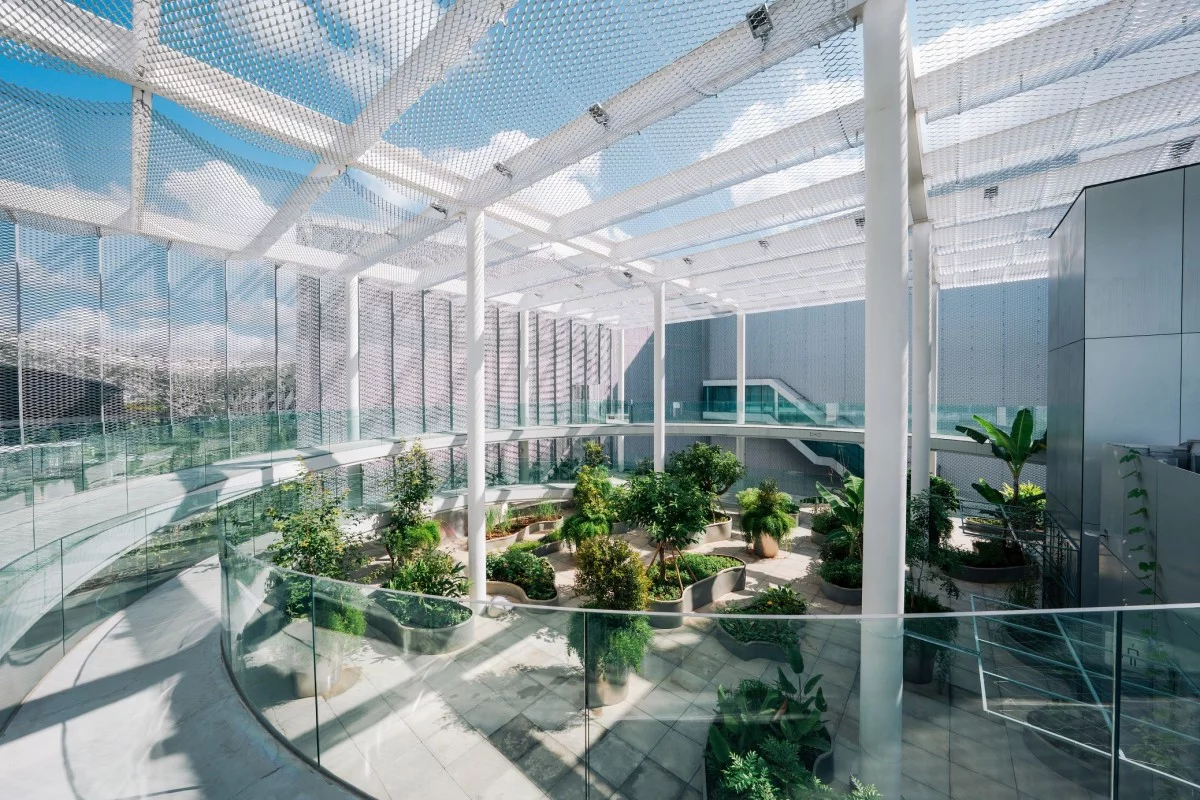 作為台中重量級地標，綠美圖於 5 樓打造全新「無界花園」。這是一座串聯植物、移民記憶與生活知識的花園，以綠美圖作為創作場域。此空間為半戶外的屋頂花園，既是兩個場館精神的延伸，也是城市與自然的交界，宛如懸浮於都市之上的立體綠化空間，為「無界花園」提供一個開放共融的創作場域，讓作品得以與在地社群產生真實的對話與能量，免費入場。