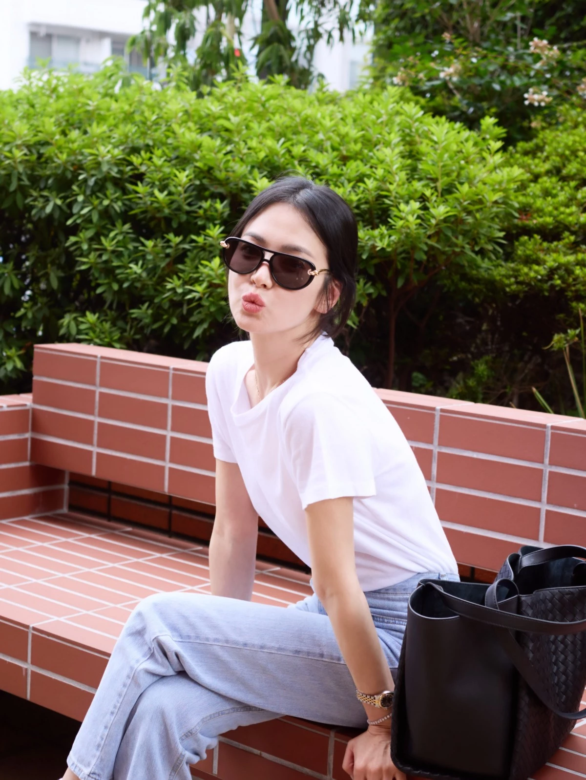宋慧喬同款Bottega Veneta Corriere黑色編織方包,隸屬男士系列,極簡方正的大容量中性輪廓,女生背起來更顯帥氣。
