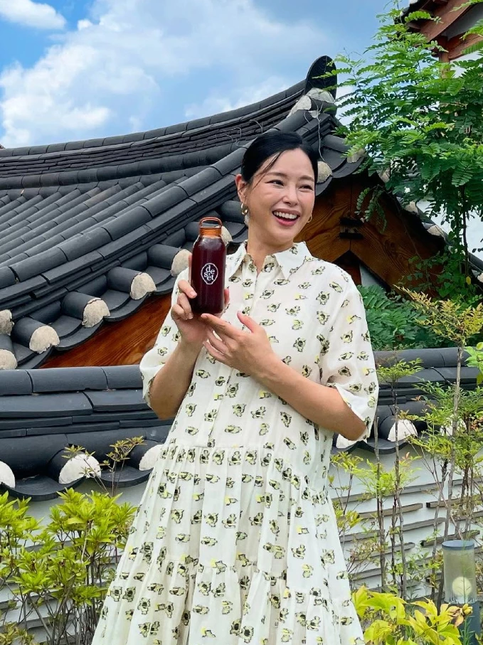 穿碎花洋裝最怕變「阿嬤花色」，秘訣在於選擇底色乾淨（如米白、乳白）、剪裁具備結構感（如襯衫領、腰部抽繩）的款式，再搭配休閒鞋履，就能穿出愜意的渡假減齡風。