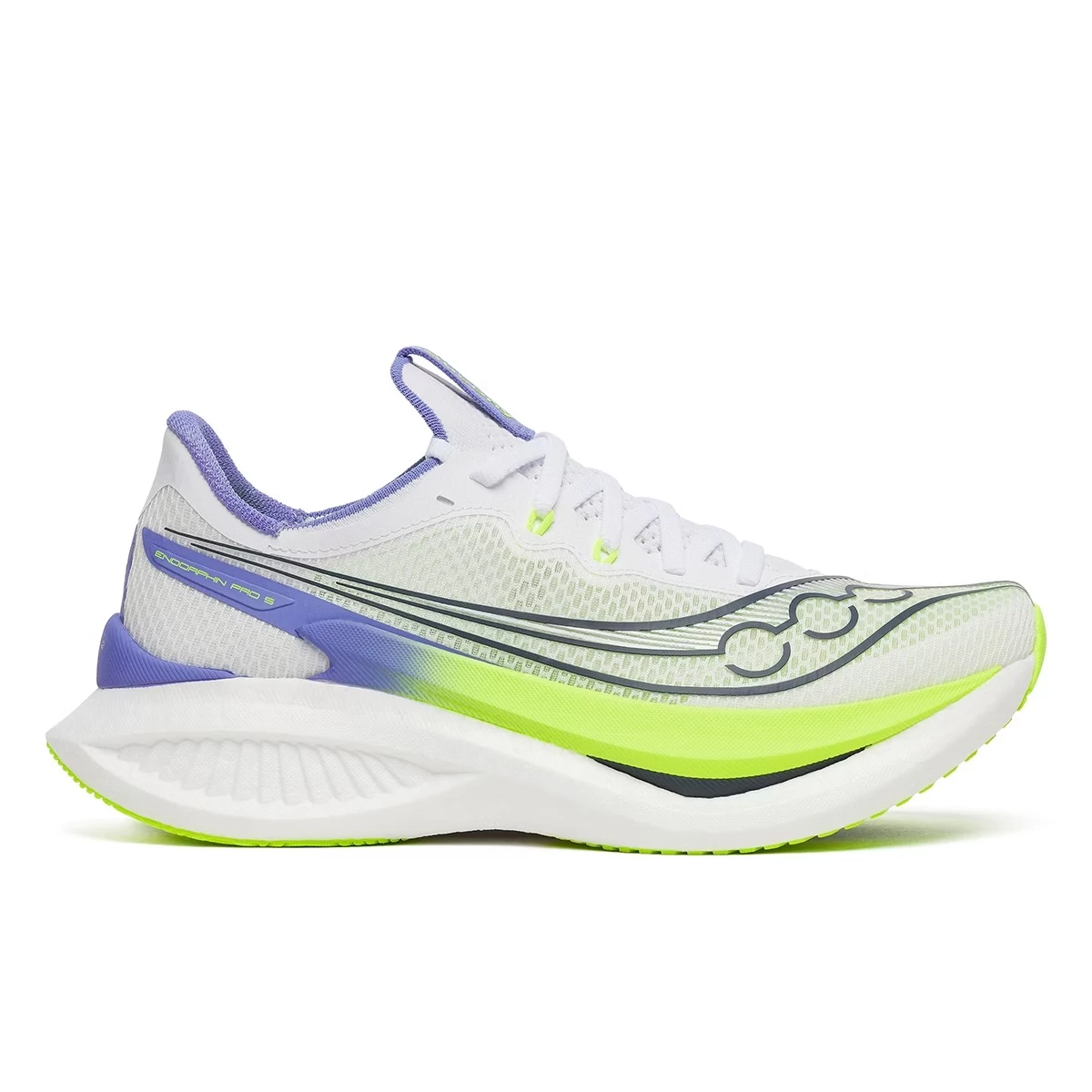 Saucony ENDORPHIN PRO 5輕量競速碳板跑鞋白色與青堇藍配色，搭載爪槽式碳纖維板與PWRRUN HG／PWRRUN PB雙層中底，女款僅178克，專為比賽而生。