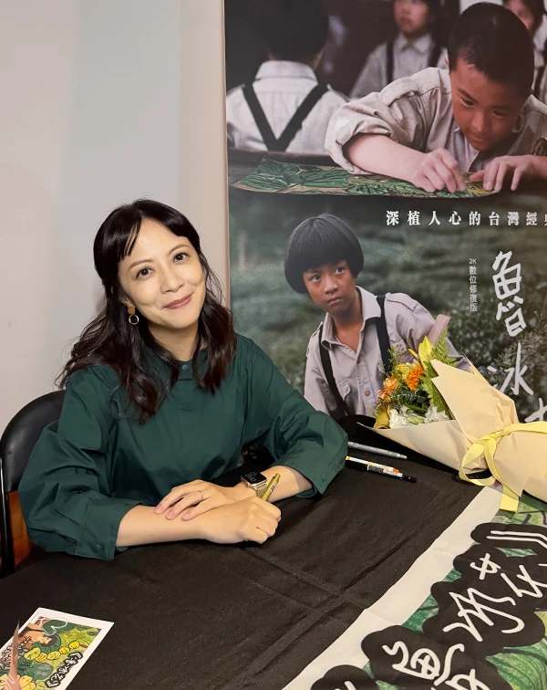我始終認為：「減齡」，從來不是硬把自己穿成年輕20歲，也不是一味追逐流行，而是找到最適合自己的狀態，讓整體看起來精神、自在，又保有個人特色，而李淑楨就是很好的例子。她沒有刻意裝嫩，也不靠浮誇造型吸引目光，而是透過俐落剪裁、柔和配色與恰到好處的穿搭比例，穿出一種自然、不費力的年輕感。