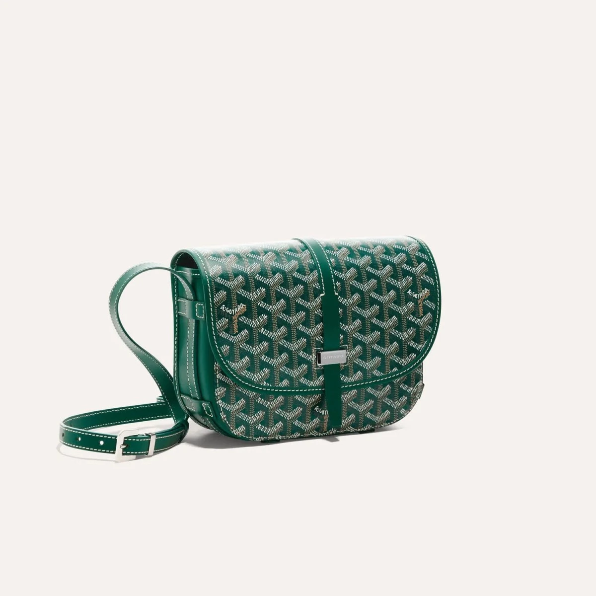 Goyard Belvédère肩背包近年熱度急升,以兩段式翻蓋與手工皮革縫線展現工藝,在The RealReal的轉售價格較上一年度飆升185%。