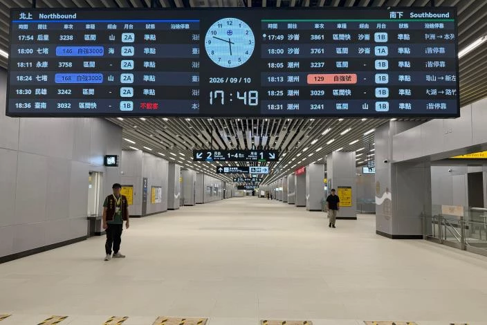 因應鐵路地下化,台鐵「台南新車站」將於 10 月 17 日正式啟用。全新車站將規劃地下車站大廳、月台與完善的導引系統,透過下沉式廣場銜接地面與地下空間,建構更加開闊、明亮的車站環境。未來旅客仍將經由舊站進入新車站,讓歷史建築持續融入交通使用與市民日常生活,展現台南歷史文化與現代建設並存的城市特色,強化百年府城的交通機能與城市空間。