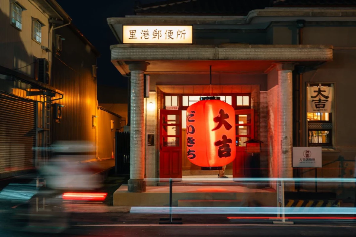 前身為 1897 年設立的阿里港郵便電信出張所，「里港郵便局」是里港街區重要的公共建築。郵局與電信局相繼搬遷後，建築於 1979 年停止使用；2015 年由屏東縣政府登錄為歷史建築，並於 2024 年啟動修復工程。修復後，外觀、內部空間及裝飾均維持原郵便局樣貌，展現日治時期建築風格，充分表現地域風貌與民間藝術特色，深具歷史文化價值，獲得 2026 國家卓越建設獎（優質獎）肯定。