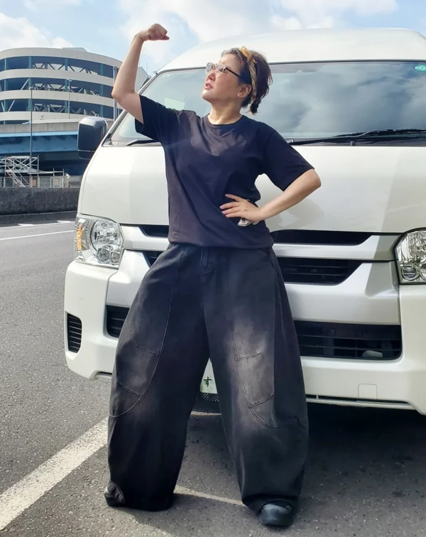 誰說全黑穿搭只能低調?熟齡女性在穿全黑時,可以選擇「微落肩T恤」搭配「大口袋設計的工裝寬褲或廓形褲」,利用異材質或微舊感刷色增加層次;再加上一副時髦眼鏡或亮色髮帶點綴,立刻就能像藍心湄這般擺脫沉重感,穿出率性又減齡的街頭潮人氣場!