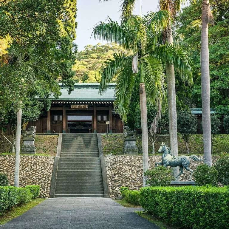 前身為日本人所建造的「桃園神社」，坐落於桃園市虎頭山上的桃園市忠烈祠，是全台保存最為完整的日治時代神社，建物規模完整。建築群主要由安置個人靈位的「本殿」、供一般信眾參拜的「拜殿」、神職人員或管理員辦公的「社務所」，以及進入神社參拜前供民眾洗手與漱口的「手水舍」等組成。這座日式建築已轉型為「桃園忠烈祠暨神社文化園區」，值得親自造訪。