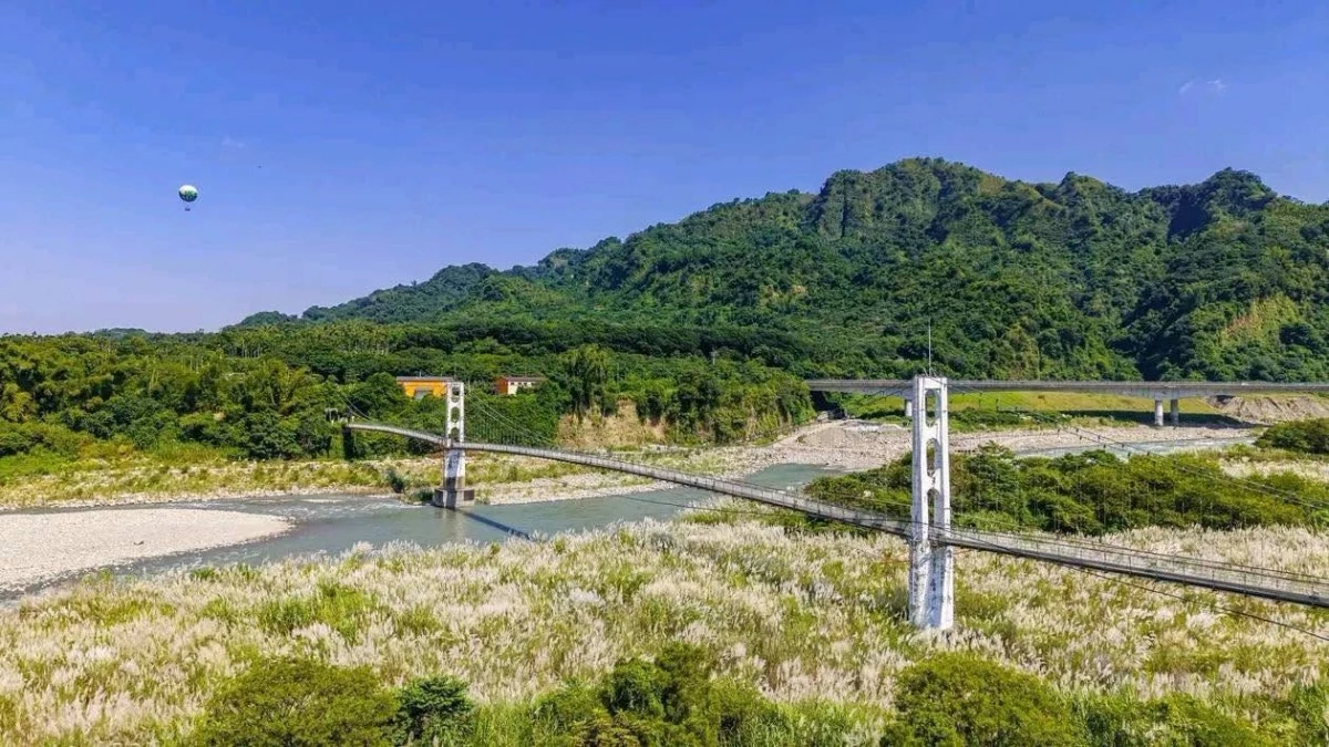 坐落於南投縣草屯鎮的九九峰氦氣球樂園(薰衣草森林南投九九峰園區),將成為南投新地標。園區結合氦氣球高空體驗、自然山景與環境教育,開幕以來成為中台灣最新熱門景點之一,規劃 4 大核心主題、7 大展館設施,並融合在地生態資源。一旁還有草屯雙十吊橋,橋下整片銀白色甜根子草,也成為前往樂園的一大美麗景點。柔白景緻映襯壯麗山巒,值得親自造訪。