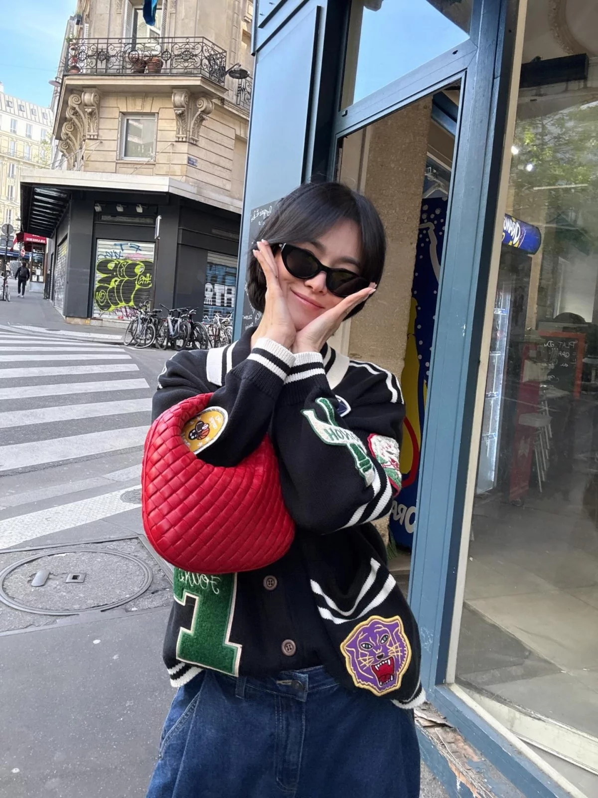 宋慧喬同款Bottega Veneta紅色編織Hobo小包,襯以巴黎街頭的黑色棒球外套,一抹亮紅編織成為全身造型的吸睛焦點。