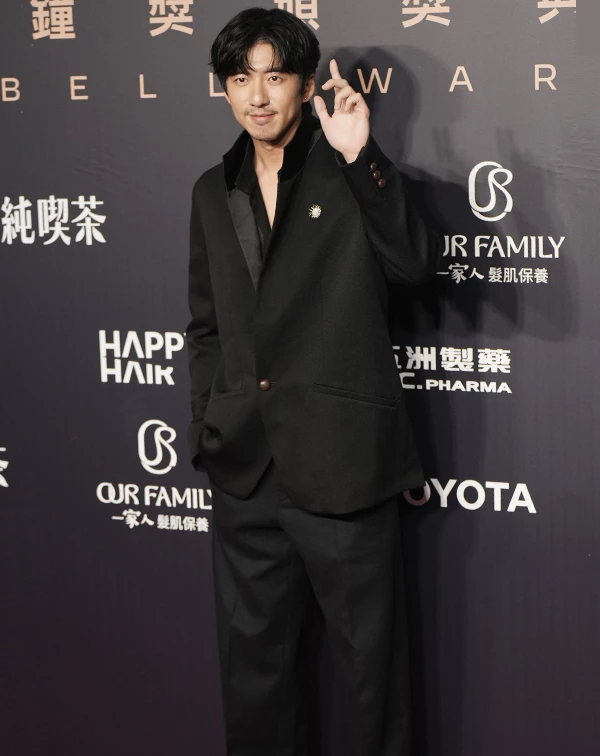 傅孟柏今晚詮釋了當代男士紅毯穿搭的高段巧思。全黑的西裝輪廓立體挺拔,捨棄了繁複的領帶與領結,改以開領襯衫營造自然流暢的線條感。而亮點,無疑落在他胸前配戴的Tiffany & Co.珠寶胸針,精緻工藝在黑色布料襯托下更顯璀璨,不只為整體注入重磅貴氣,更精準展現出他從容自在且品味超群的男神氣場。