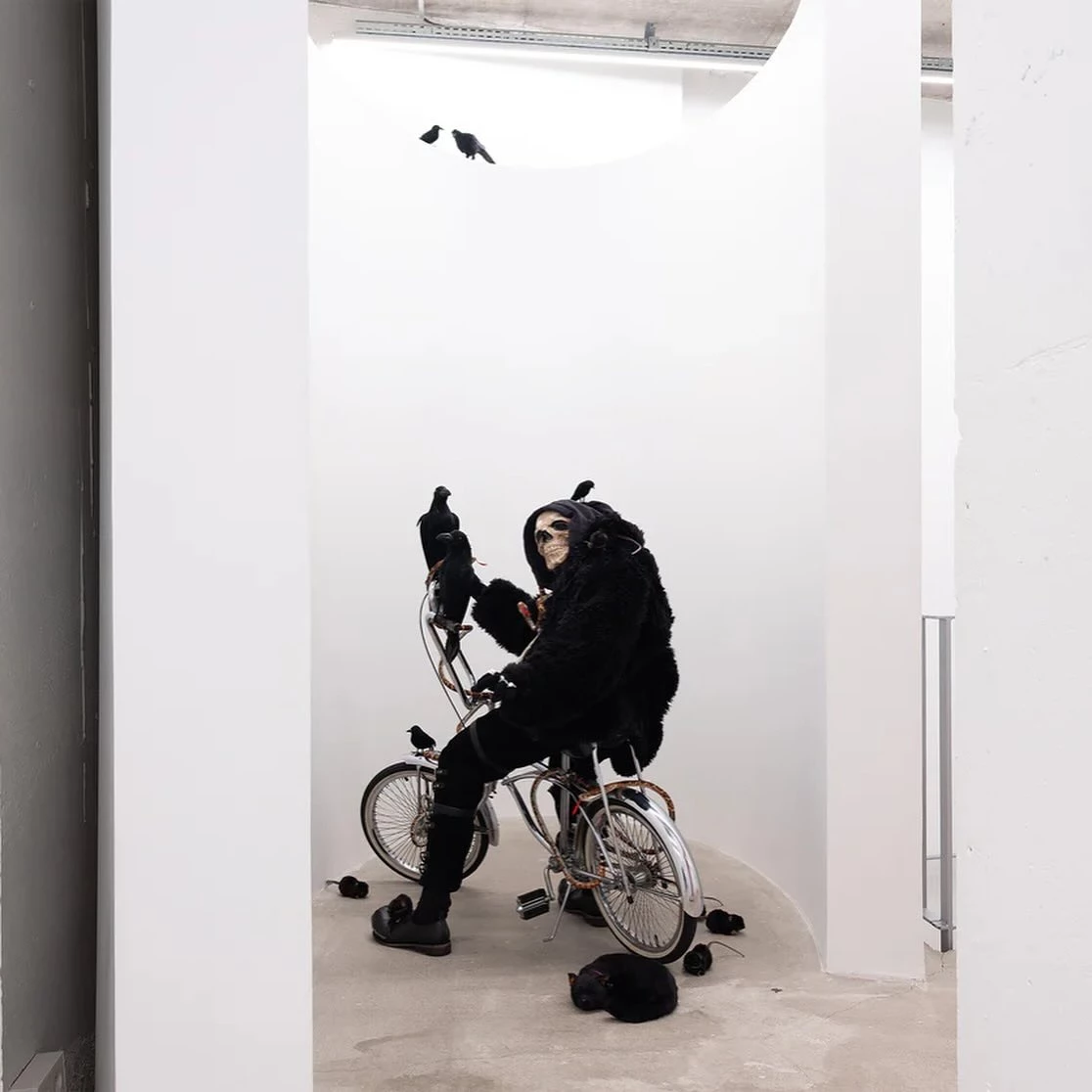 鬼月穿搭禁忌,夜晚避免過於鮮豔顯眼的服裝,也避免骷髏頭、鬼魂等恐怖圖騰或過於具象的人形圖案,以免被誤認為挑釁或同類。