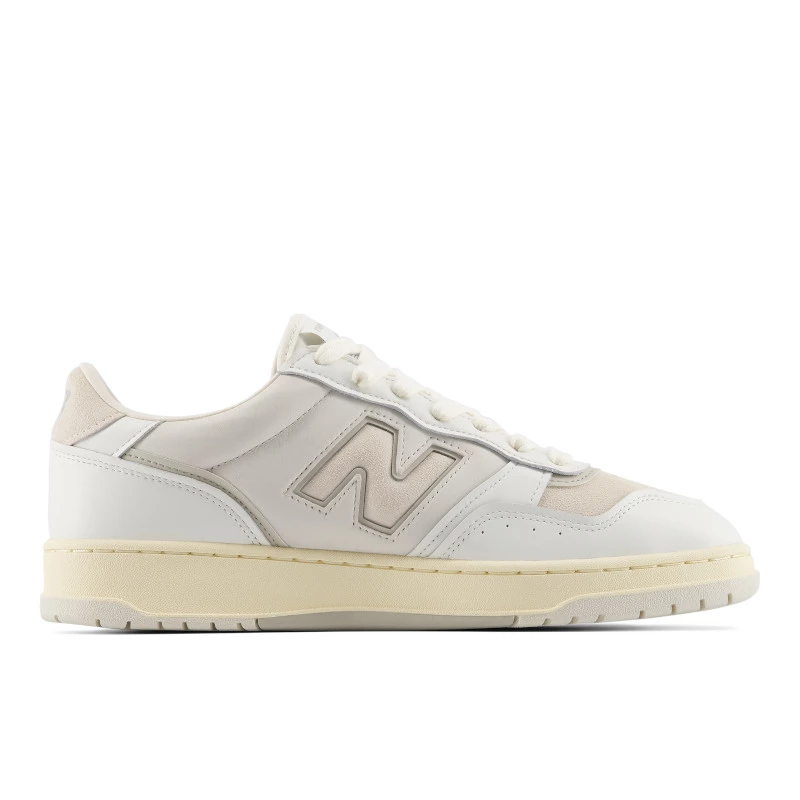 New Balance 950黑棕配色,籃球鞋輪廓搭配皮革麂皮拼接與復古棕色點綴,沉穩耐看,適合想要有份量感的off-court日常穿搭。